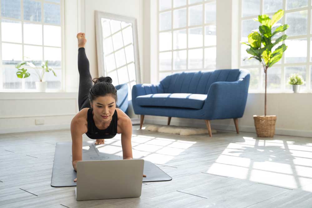 Online yoga som utförs av en kvinna