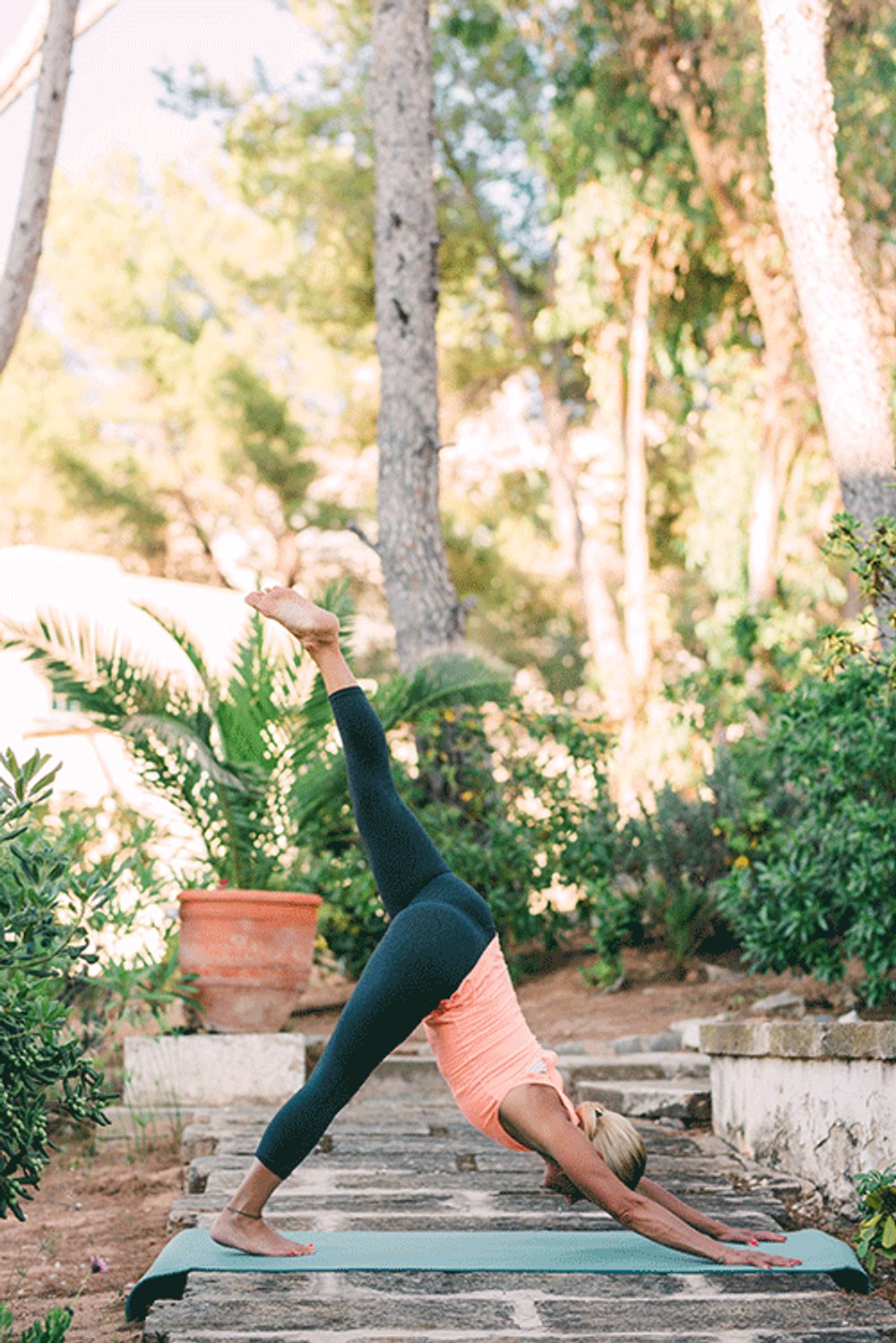 Charlotte F gör yogapose.