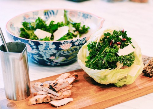 Grönkål, parmesan & pinjenötsallad med grillad kyckling