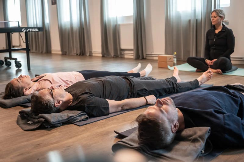 Charlotte leder andningsövningar