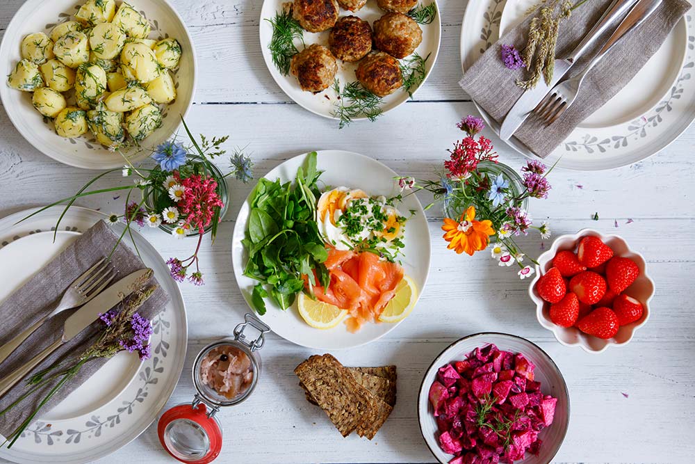 Ett bord uppdukat med midsommarmat