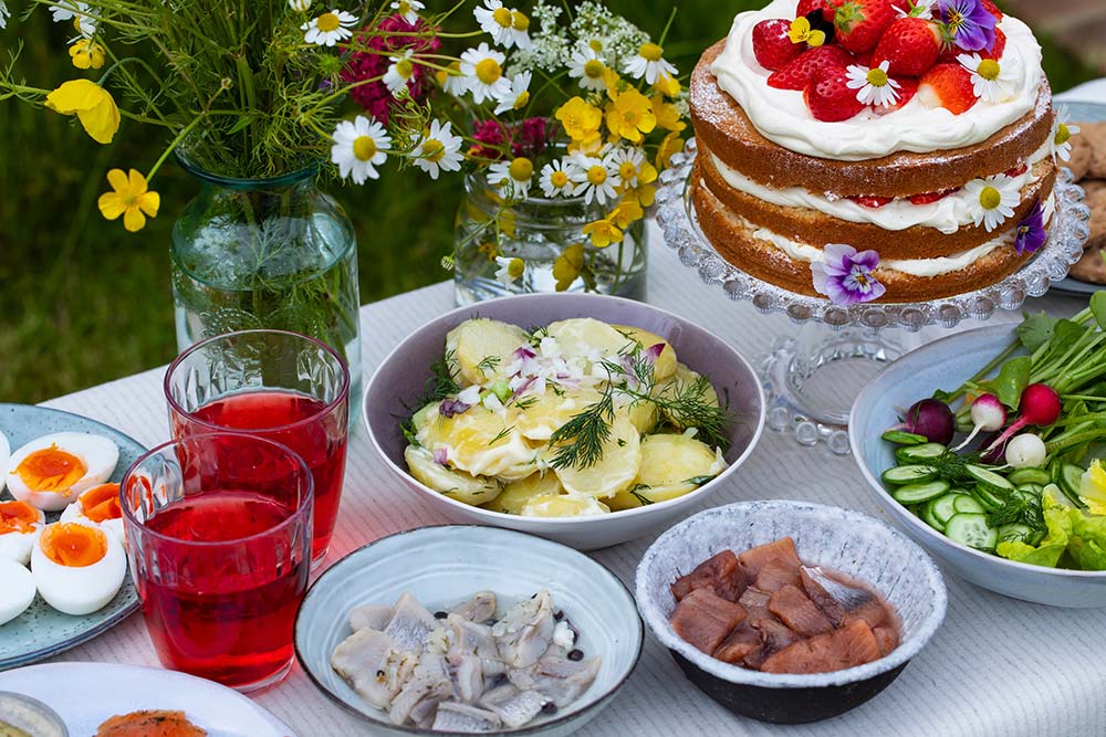 Ett bord uppdukat med midsommarmat