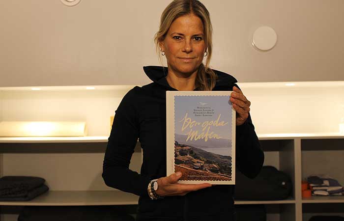 Kvinna som håller i en bok