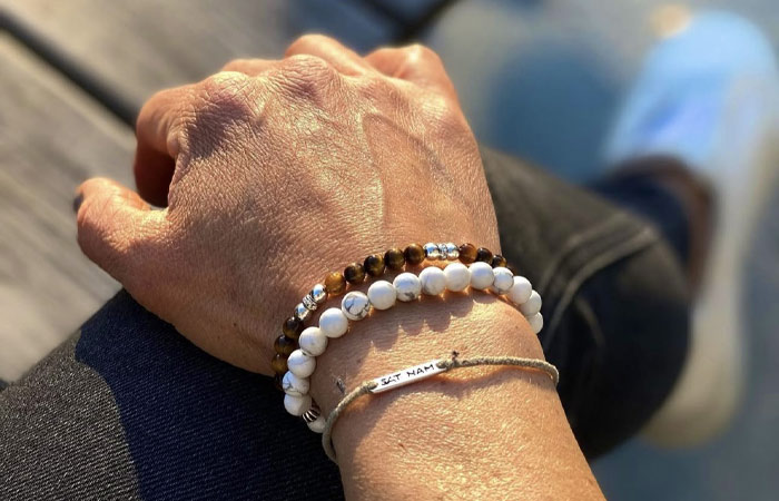 Kvinna med ett armband