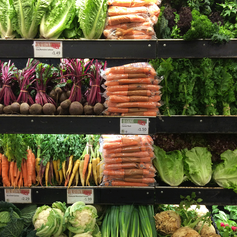 Olika grönsaker i butik