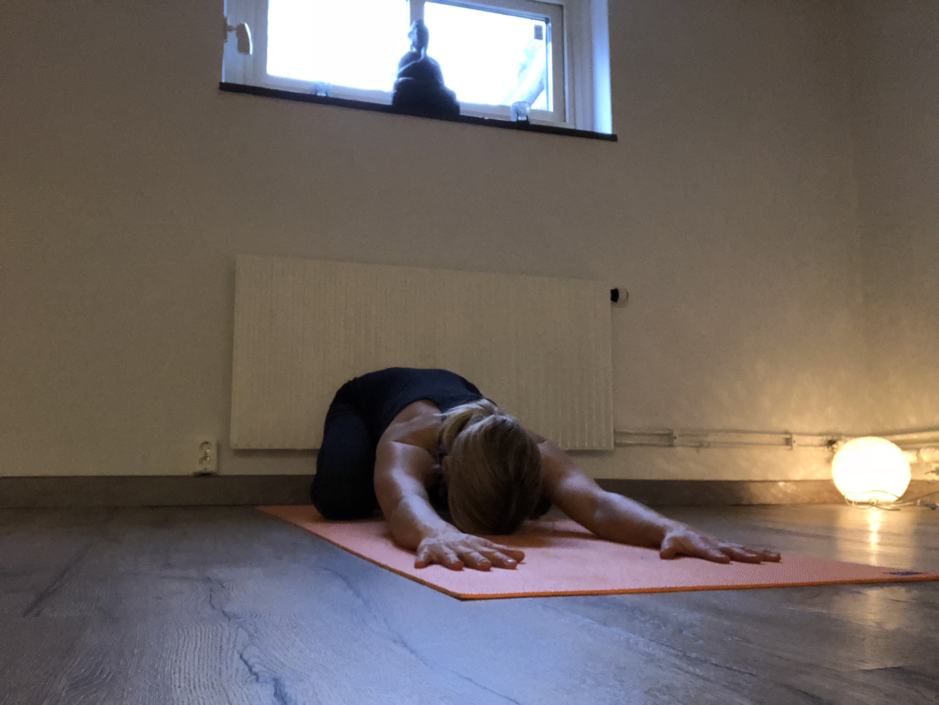 Yoga på en rosa yogamatta