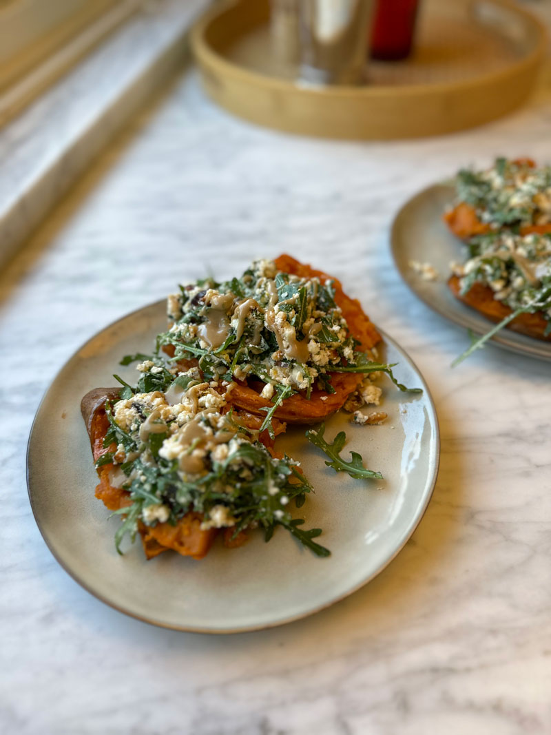 Bakad sötpotatis med fetaostsallad