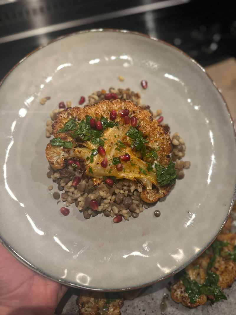 Blomkålsstek med örtolja, granatäpplen och en ris- och linsblandning med riven parmesan