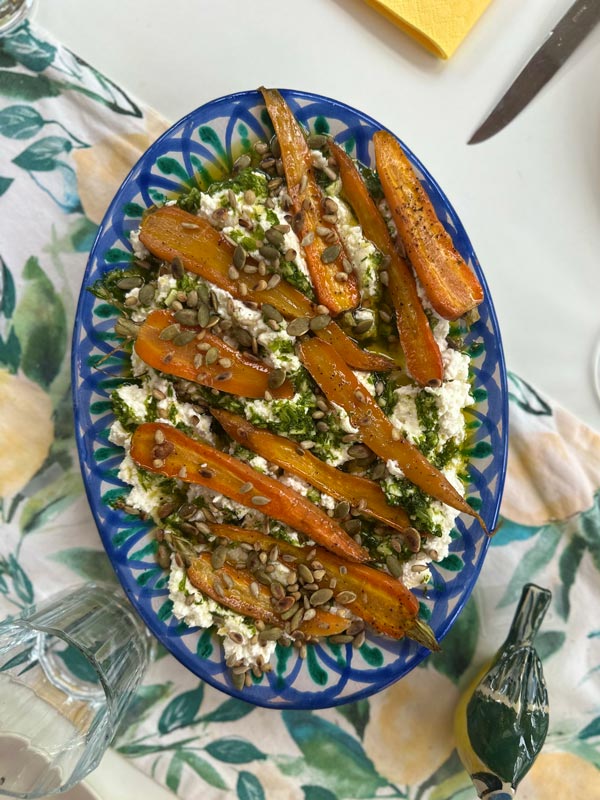 Fetaoströra med dillolja, rostade morötter och frön