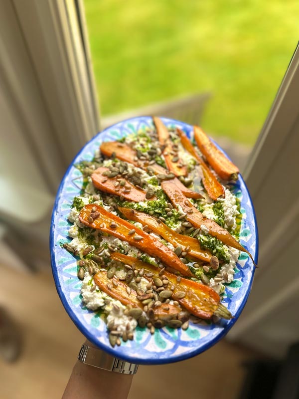 Fetaoströra med dillolja, rostade morötter och frön