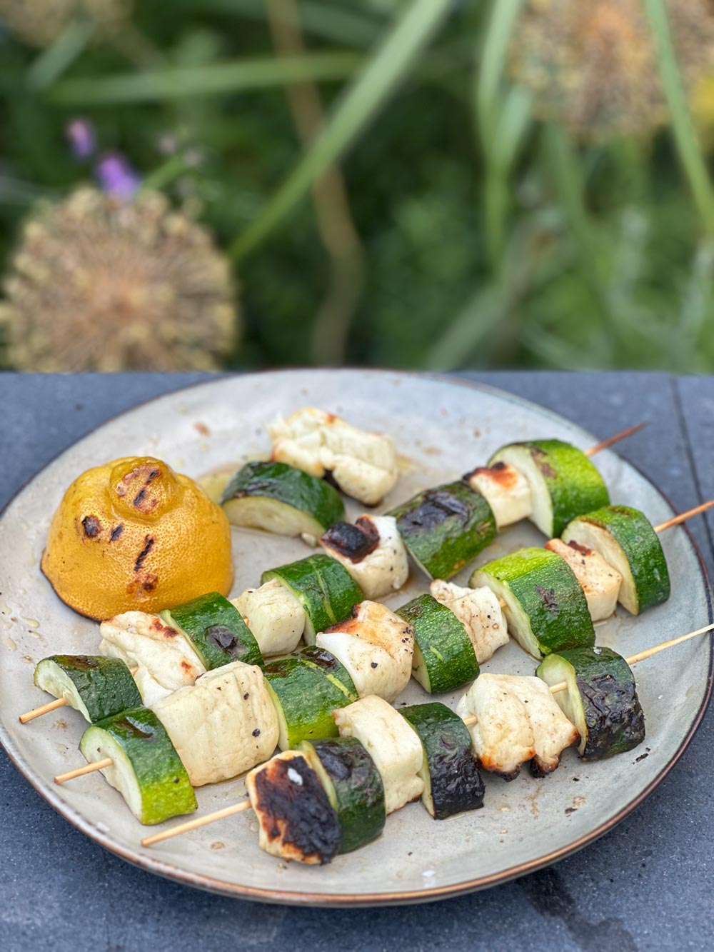 Grillade zucchini och halloumispett