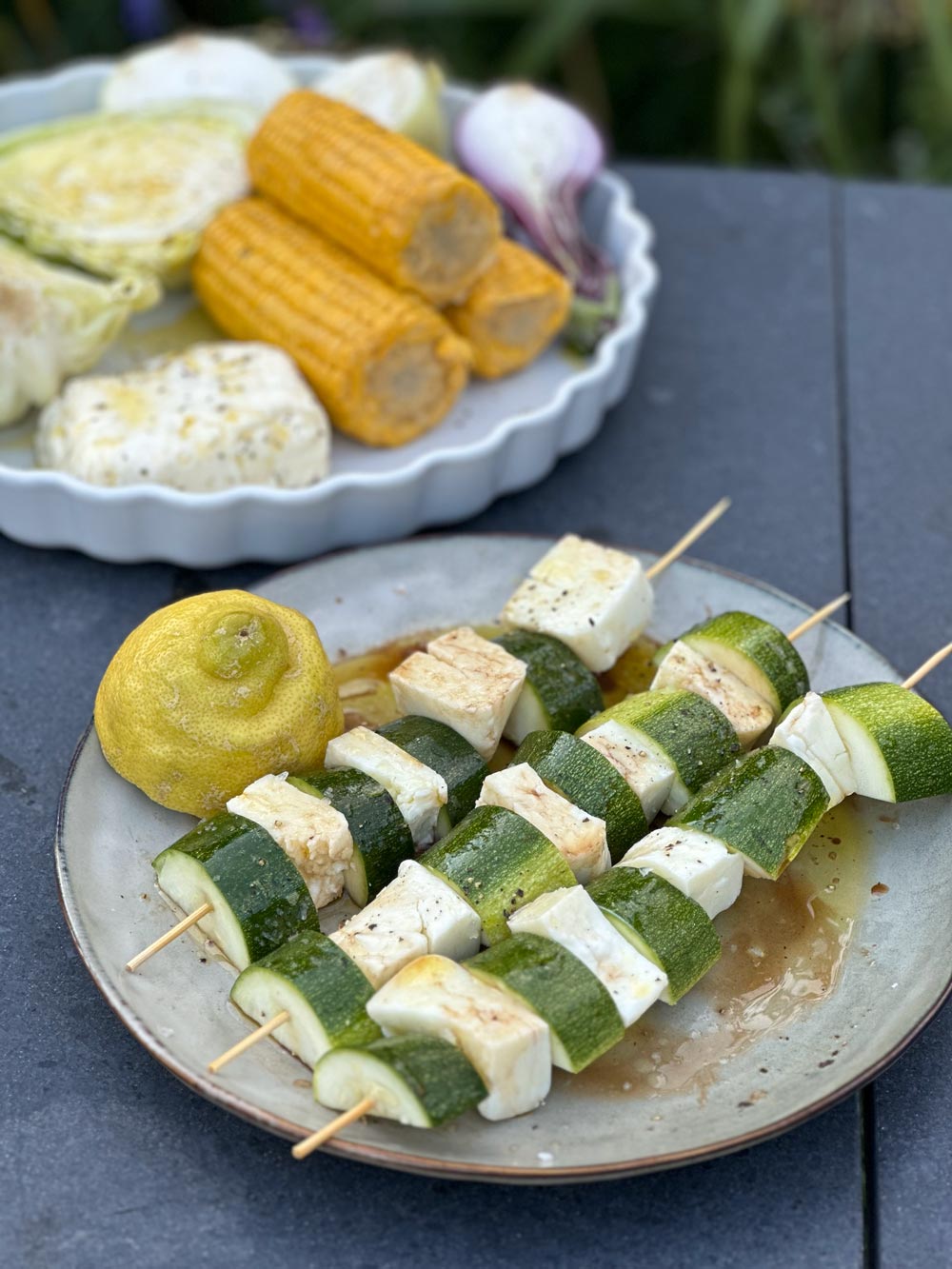 Grillade zucchini och halloumispett