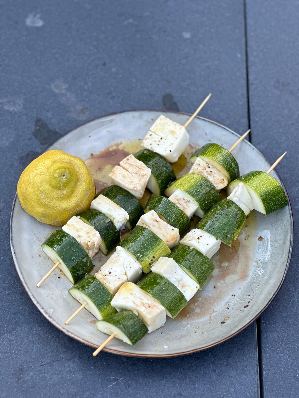 Grillade zucchini och halloumispett