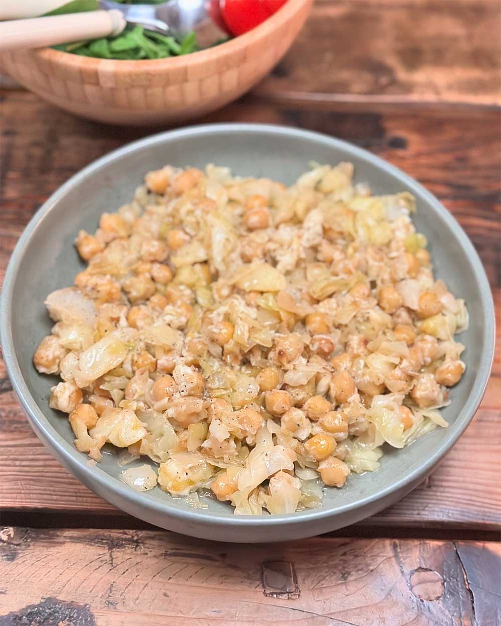 Kikärtor med spetskål, citron, olivolja, salt och massor peppar och pecorino