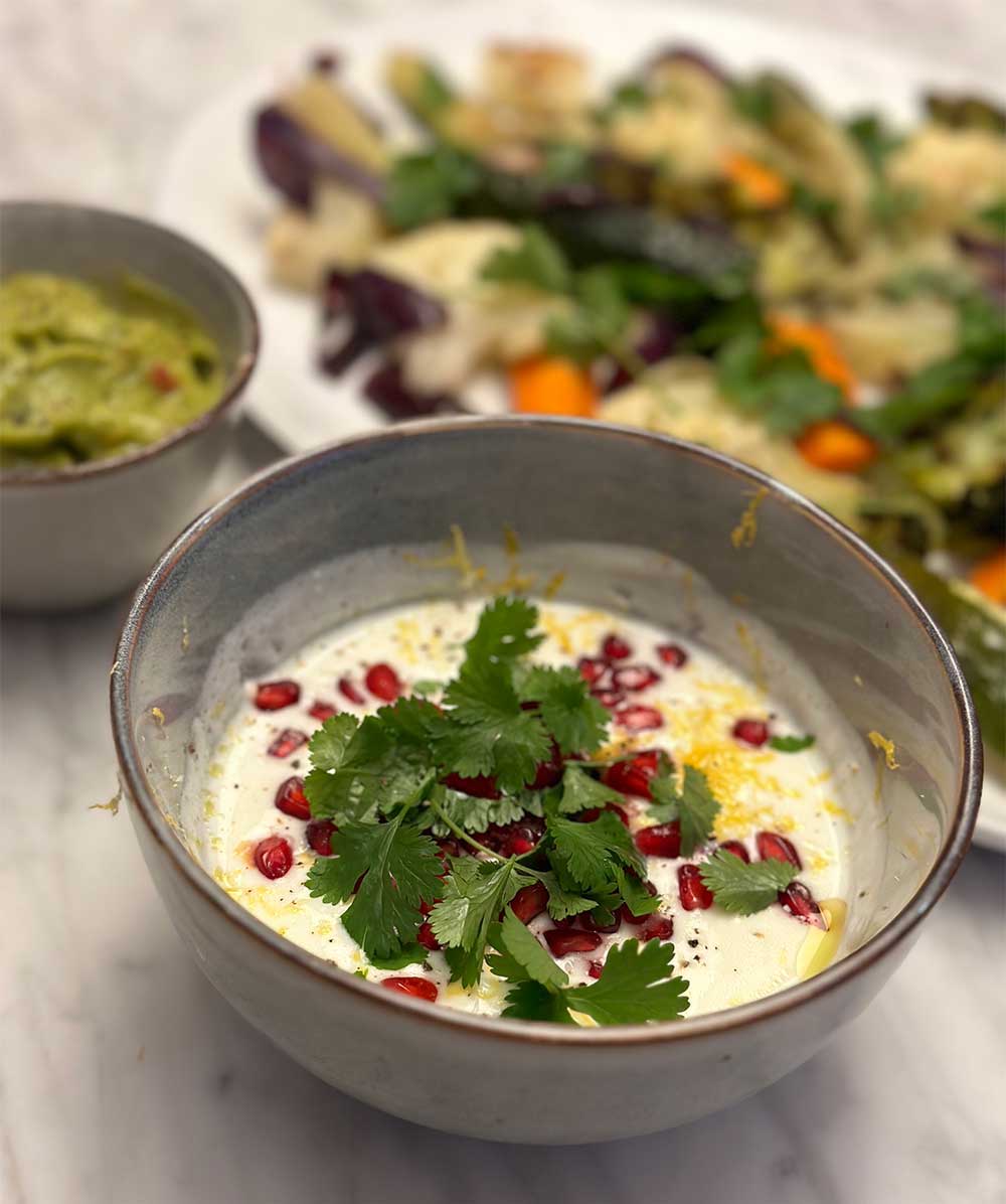 Rostade grönsaker med yoghurtdipp och guacamole.