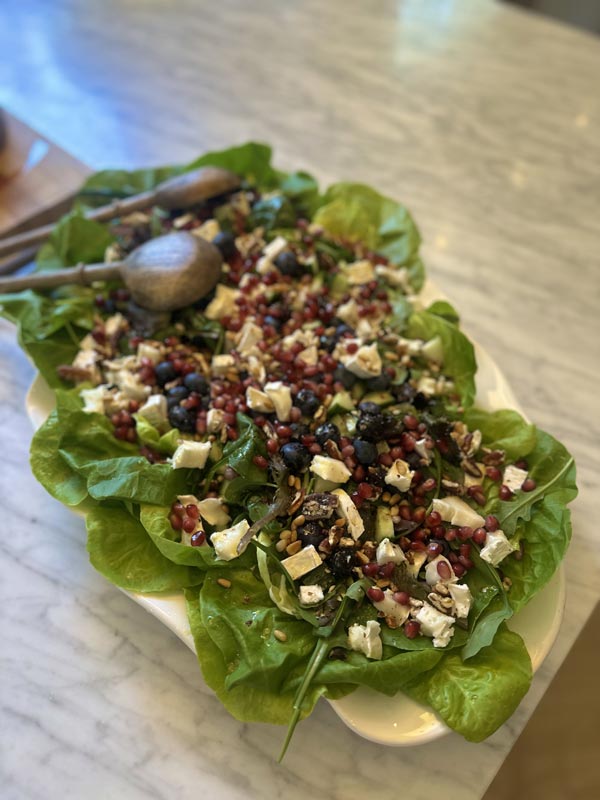 Sommarsallad med gurka, blåbär, rostade pekannötter och getost