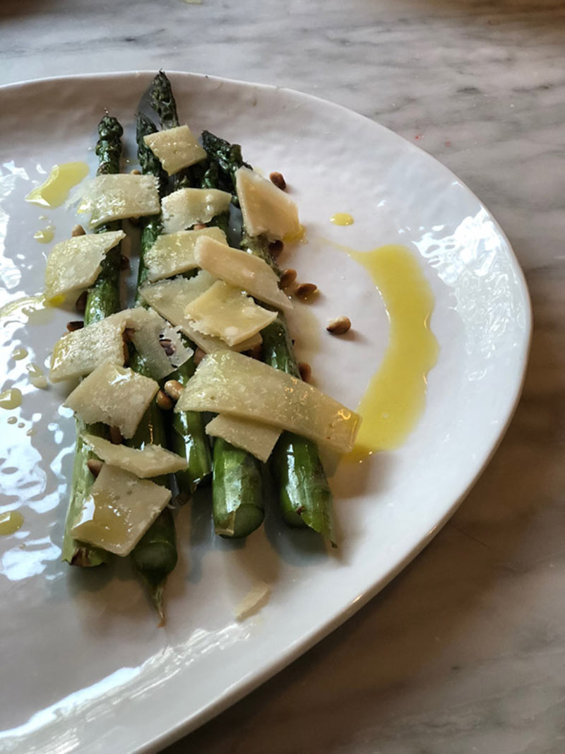 Sparris med parmesan, pinjenötter och citron