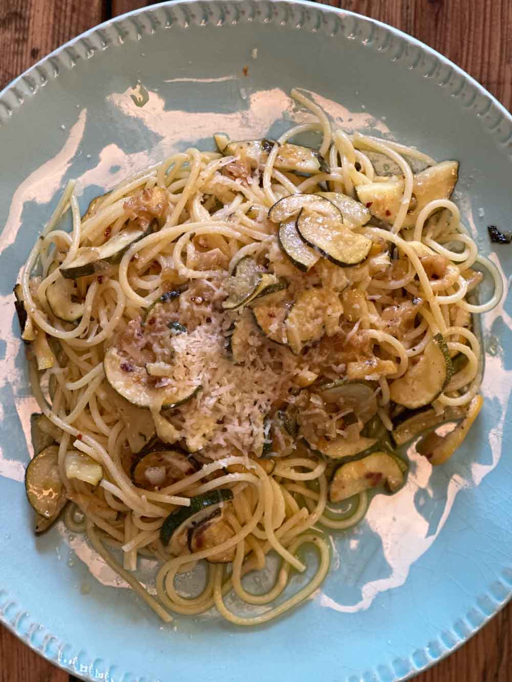 Zucchinipasta med vitlök, chili, citron och parmesan