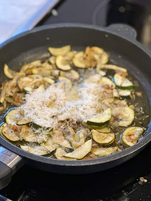 Zucchinipasta med vitlök, chili, citron och parmesan