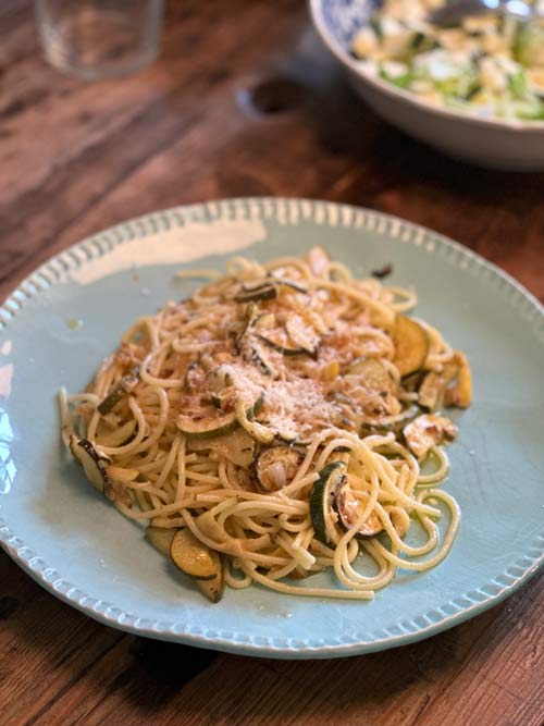 Zucchinipasta med vitlök, chili, citron och parmesan