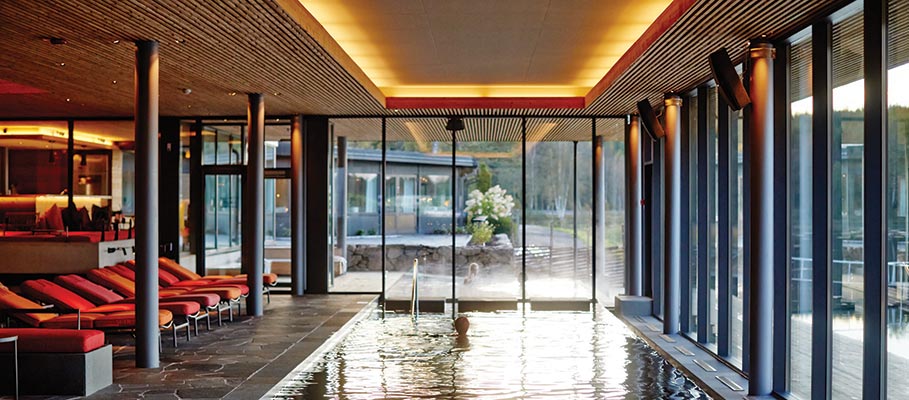 Spa i rofull miljö med inomhus bassäng