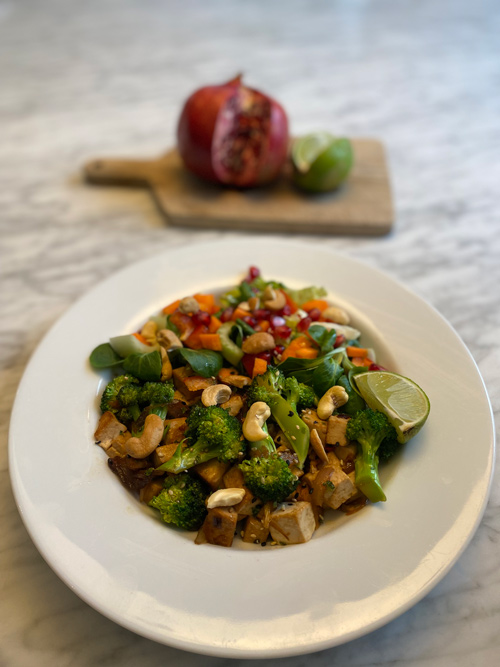 Vegansk wok med tofu och broccoli