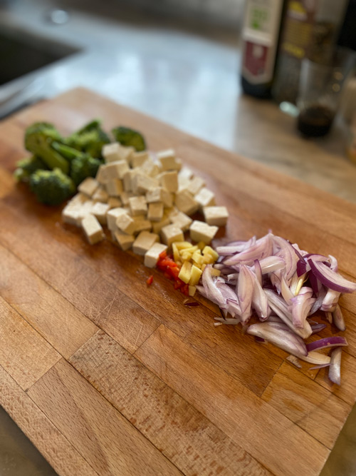 Vegansk wok med tofu och broccoli