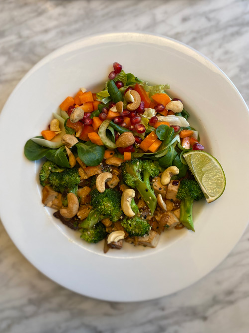 Vegansk wok med tofu och broccoli