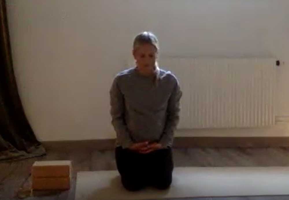 Dynamisk yoga utförd av Charlotte F