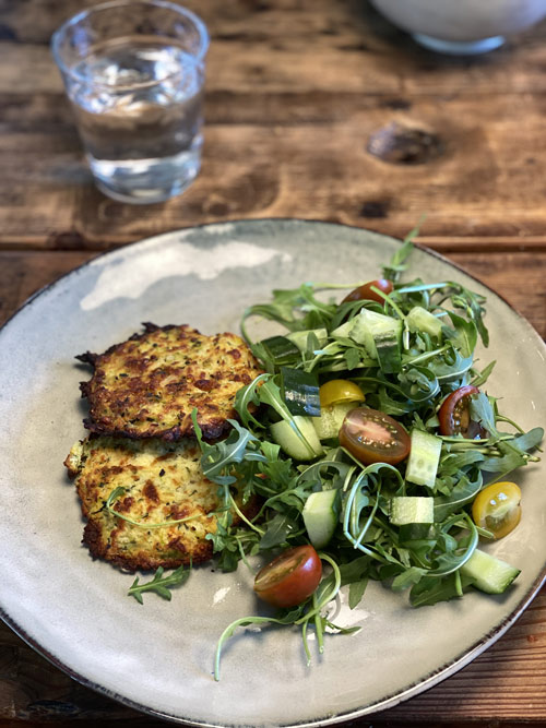 Zucchini och halloumipuckar